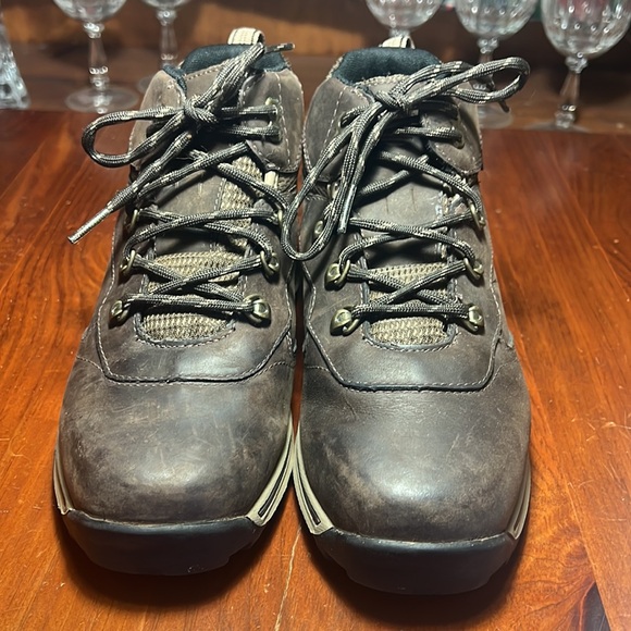 Timberland Girls mid rise waterproof leather hiking boots. Size 4 1/2 - Picture 2 of 8